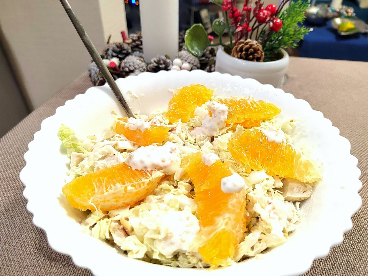 Свежий салат с курицей и апельсинами