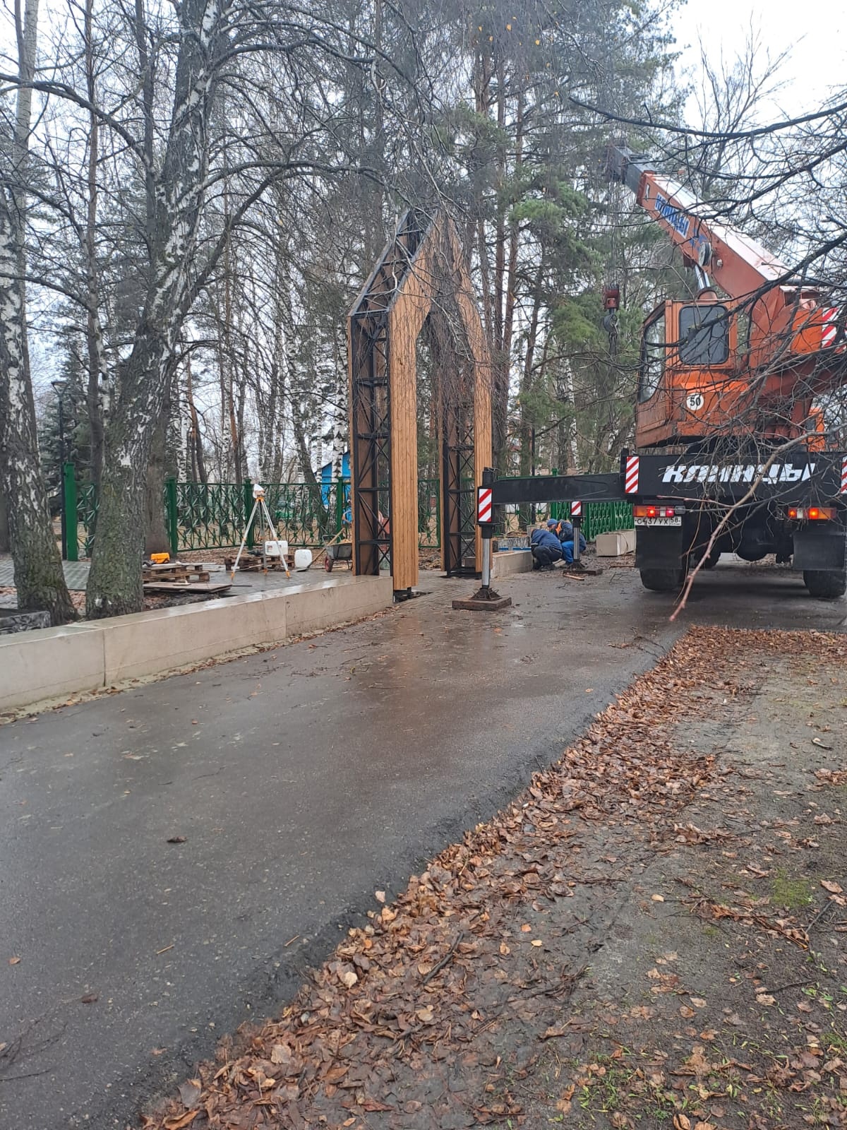 В Сердобске начали монтировать входную группу в парке «Березовая роща»