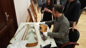 Московский эксперт оценил состояние старинных скрипок из пензенских музеев