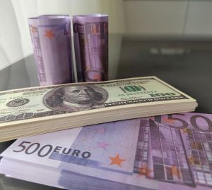 Банк России понизил курс доллара на 1 рубль 80 копеек