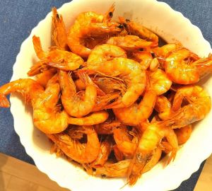 Салат с королевскими креветками и соусом из манго