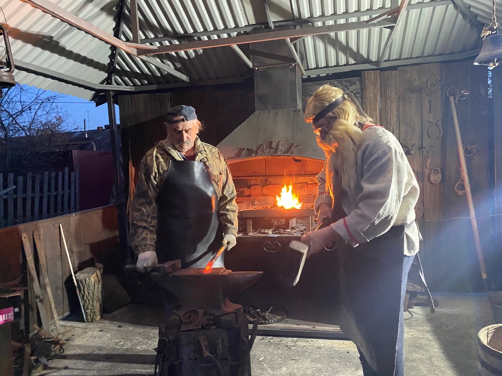 Кузнечане попробовали себя в роли подручных молотобойцев