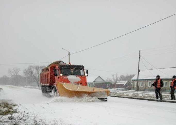 В Пензенской области заснеженные улицы убирают более 730 единиц техники