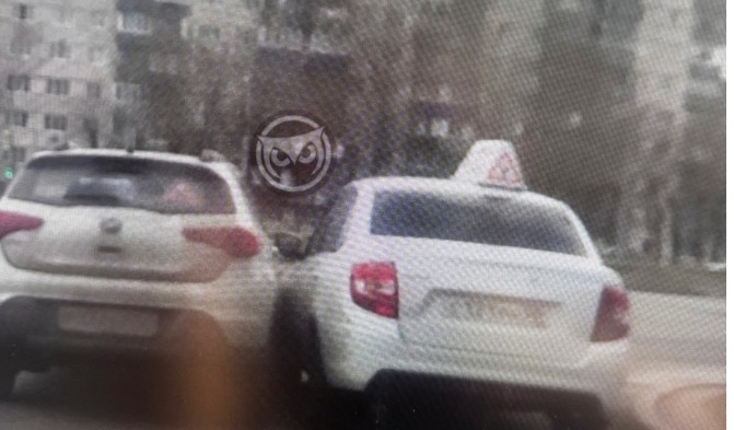 В Пензе две легковушки не поделили дорогу и столкнулись