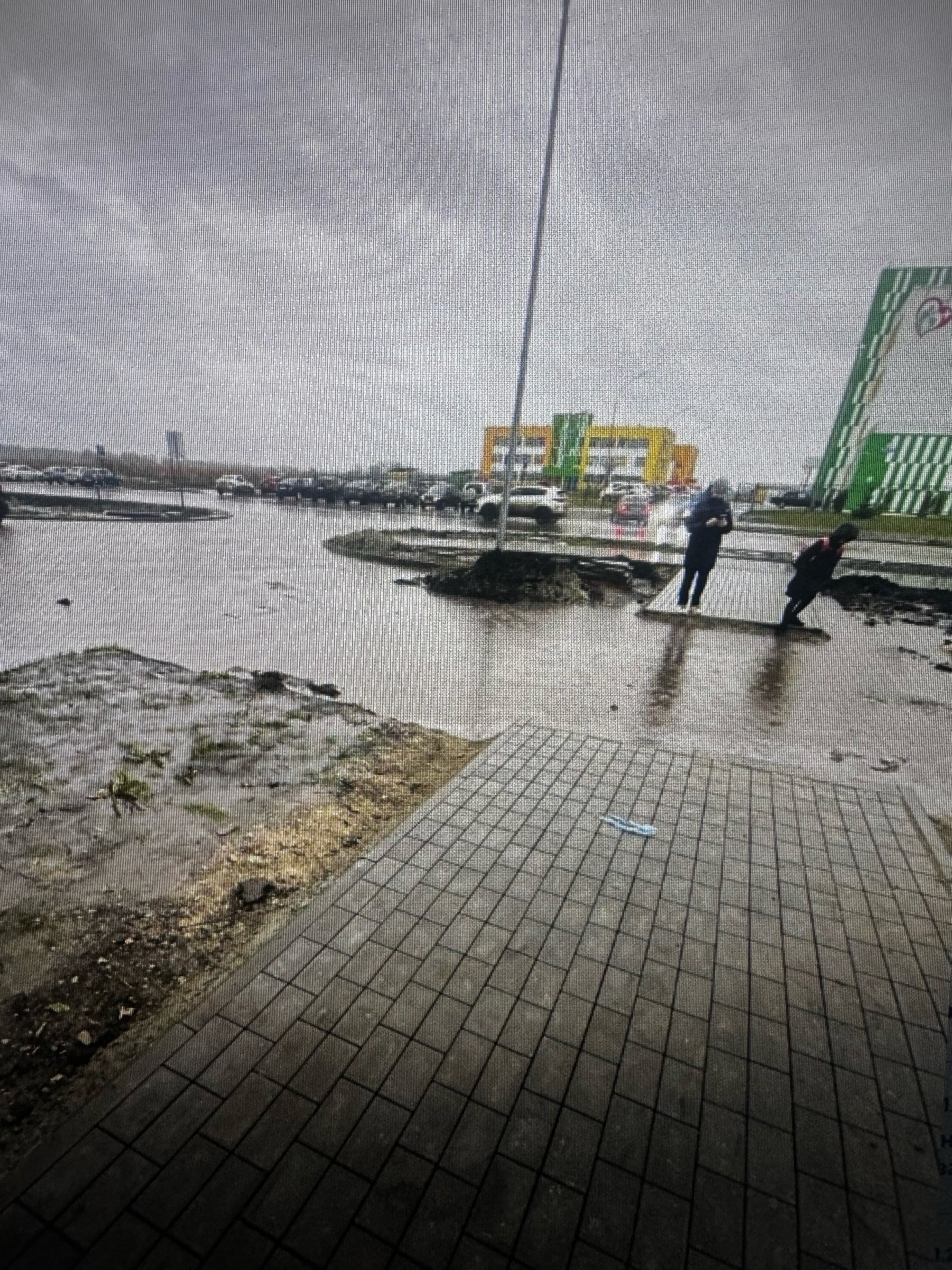 В Засечном дети пробираются к новой школе через огромные лужи