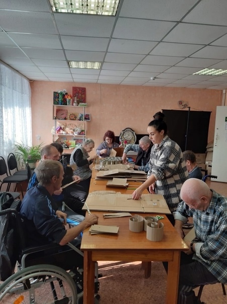 Сердобские пенсионеры вяжут носки и делают свечи для бойцов СВО