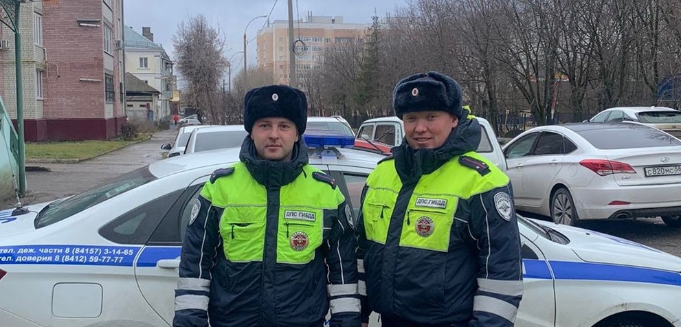 В Кузнецке инспекторы ГИБДД помогли автоледи заменить проколотое колесо