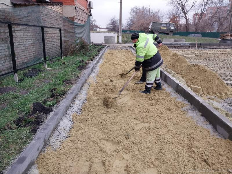 На набережной Суры обустраивают парковку на 40 мест