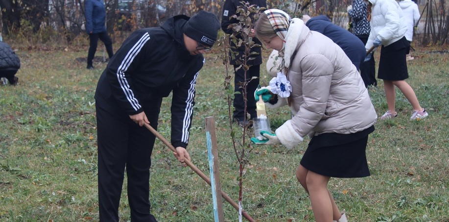 В Никольске ученики местной школы ухаживают за «Садом памяти»