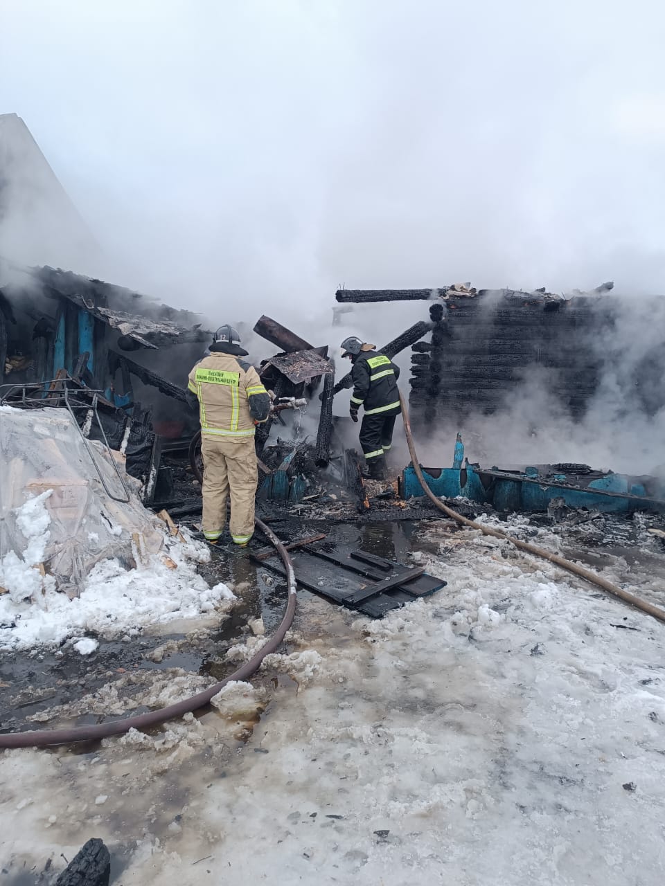 В Нижней Елюзани пожар уничтожил надворные постройки