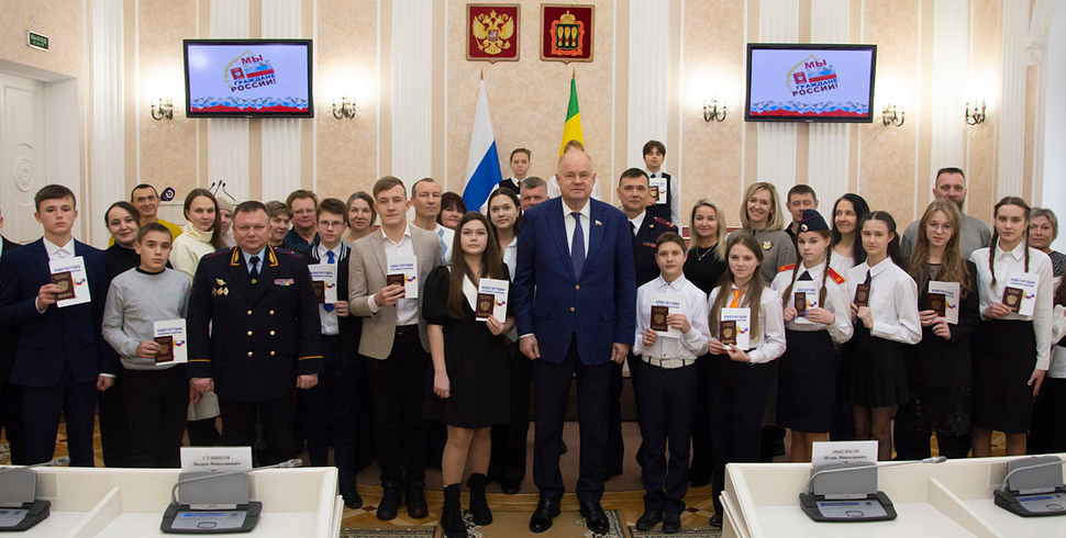 Вадим Супиков и Павел Гаврилин торжественно вручили паспорта 14-летним пензенцам