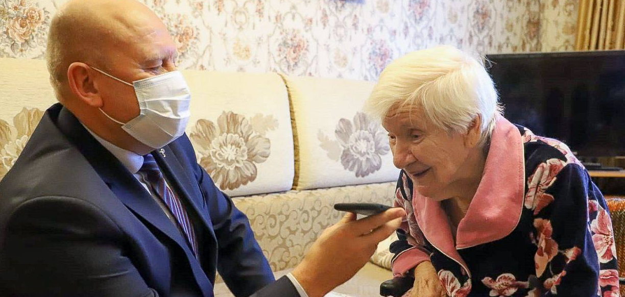 Олег Мельниченко поздравил со столетием ветерана Великой Отечественной войны