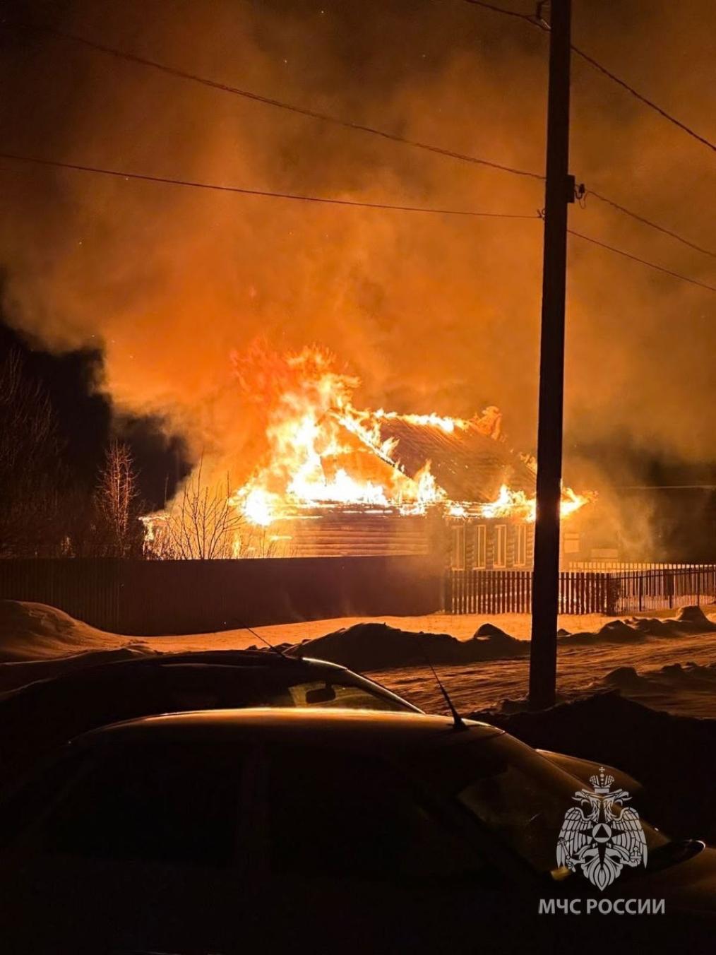 В Кузнецком районе пожар уничтожил крышу жилого дома