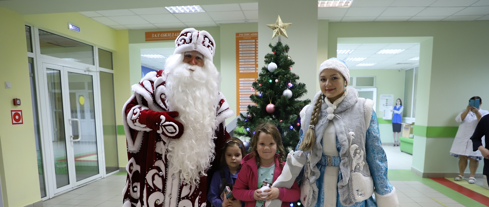 В Пензе пациентов детской больницы имени Филатова навестили Дед Мороз и Снегурочка