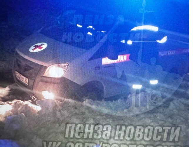 В Грабово машина скорой помощи застряла в сугробе