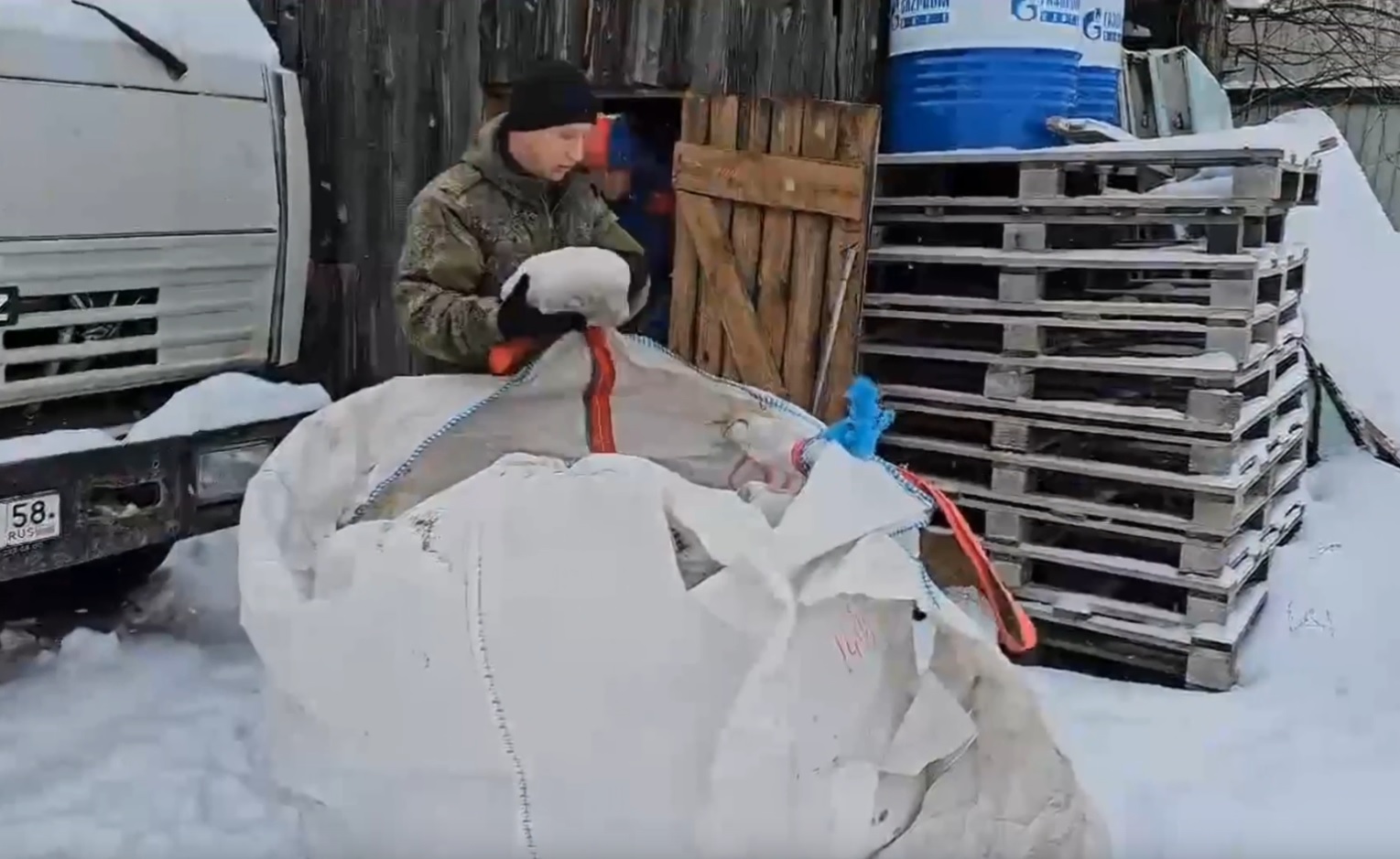 В Никольском районе заготовили 1500 кг соли для лесных обитателей