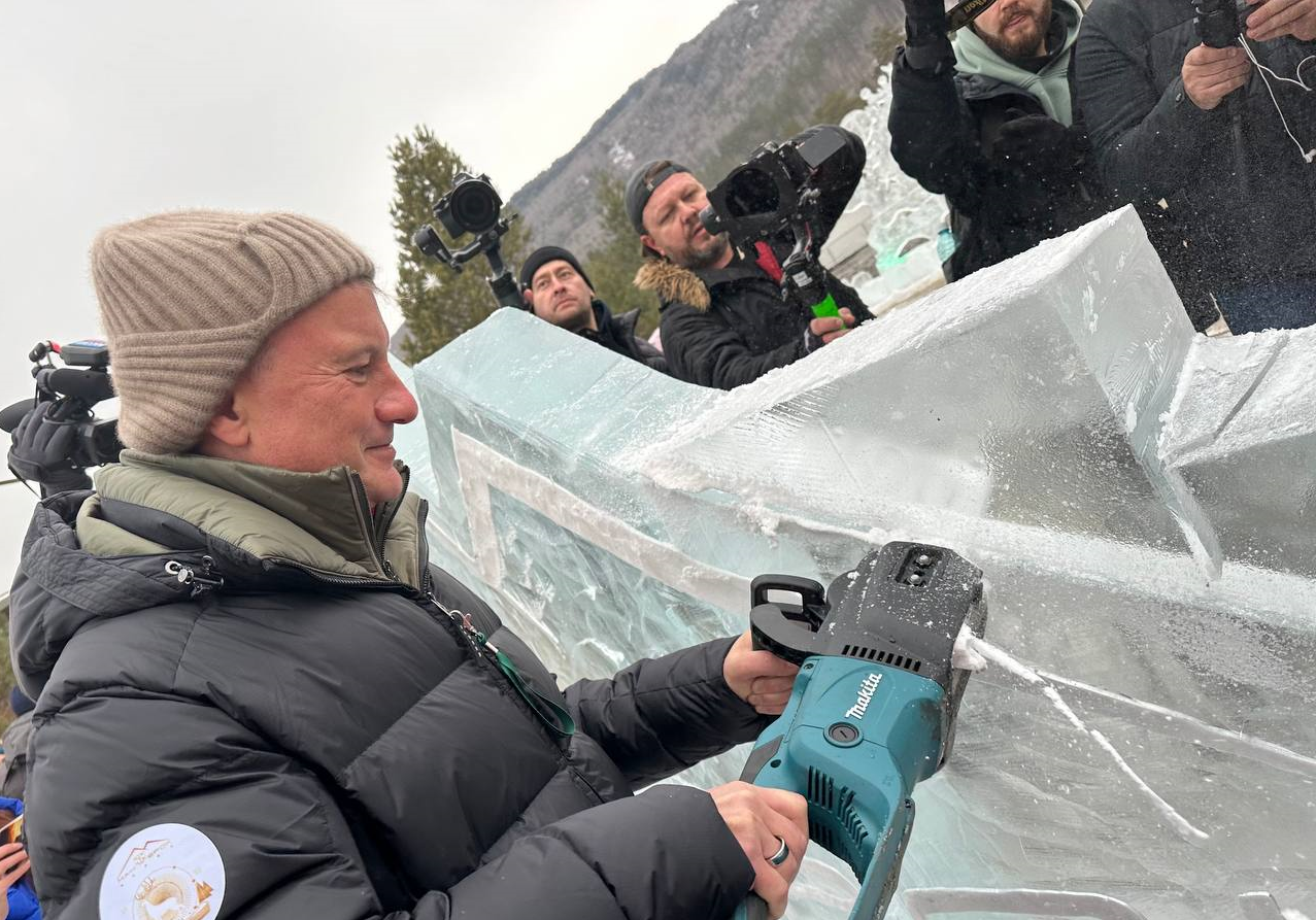 Герман Греф вырезал скульптуру изо льда на курорте Манжерок накануне открытия сезона