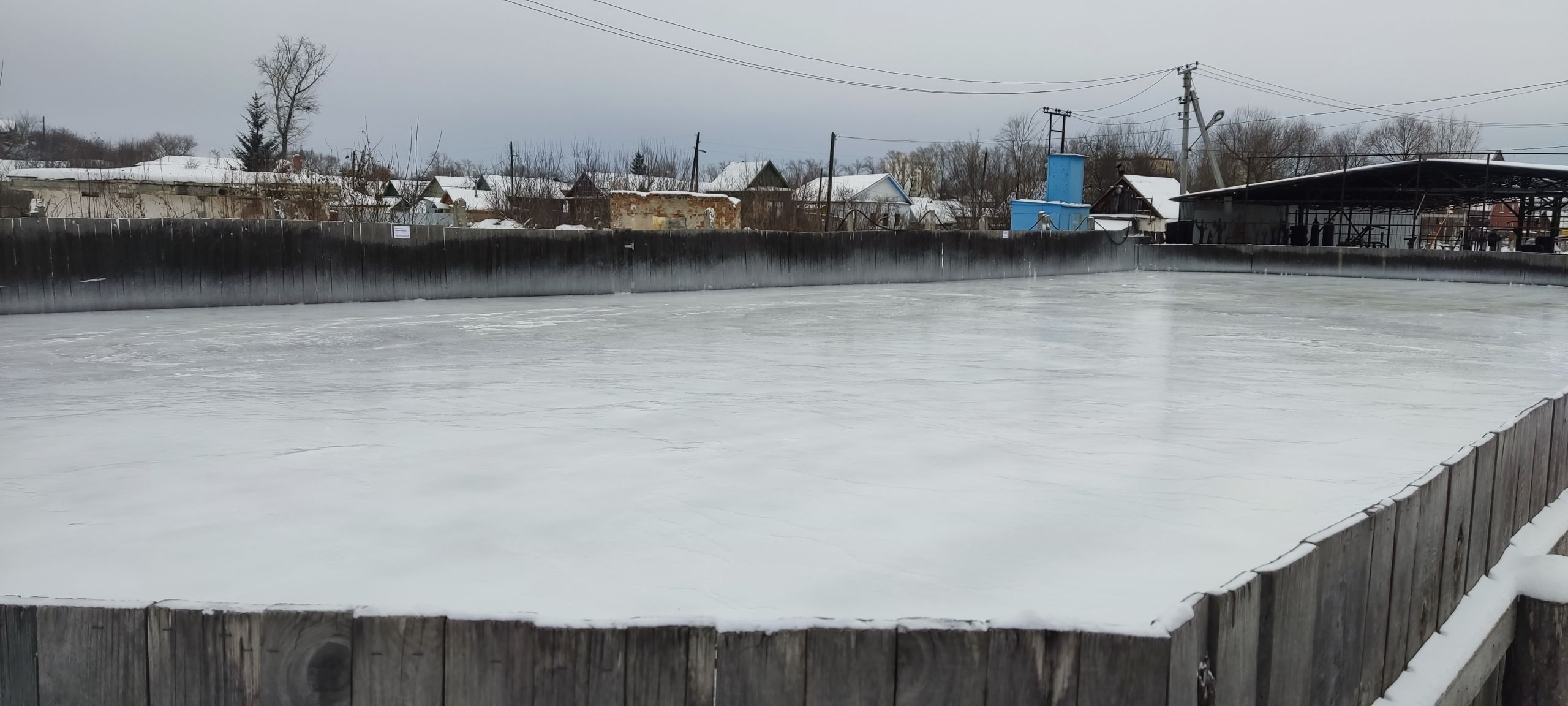 В Кузнецке начали открывать уличные катки
