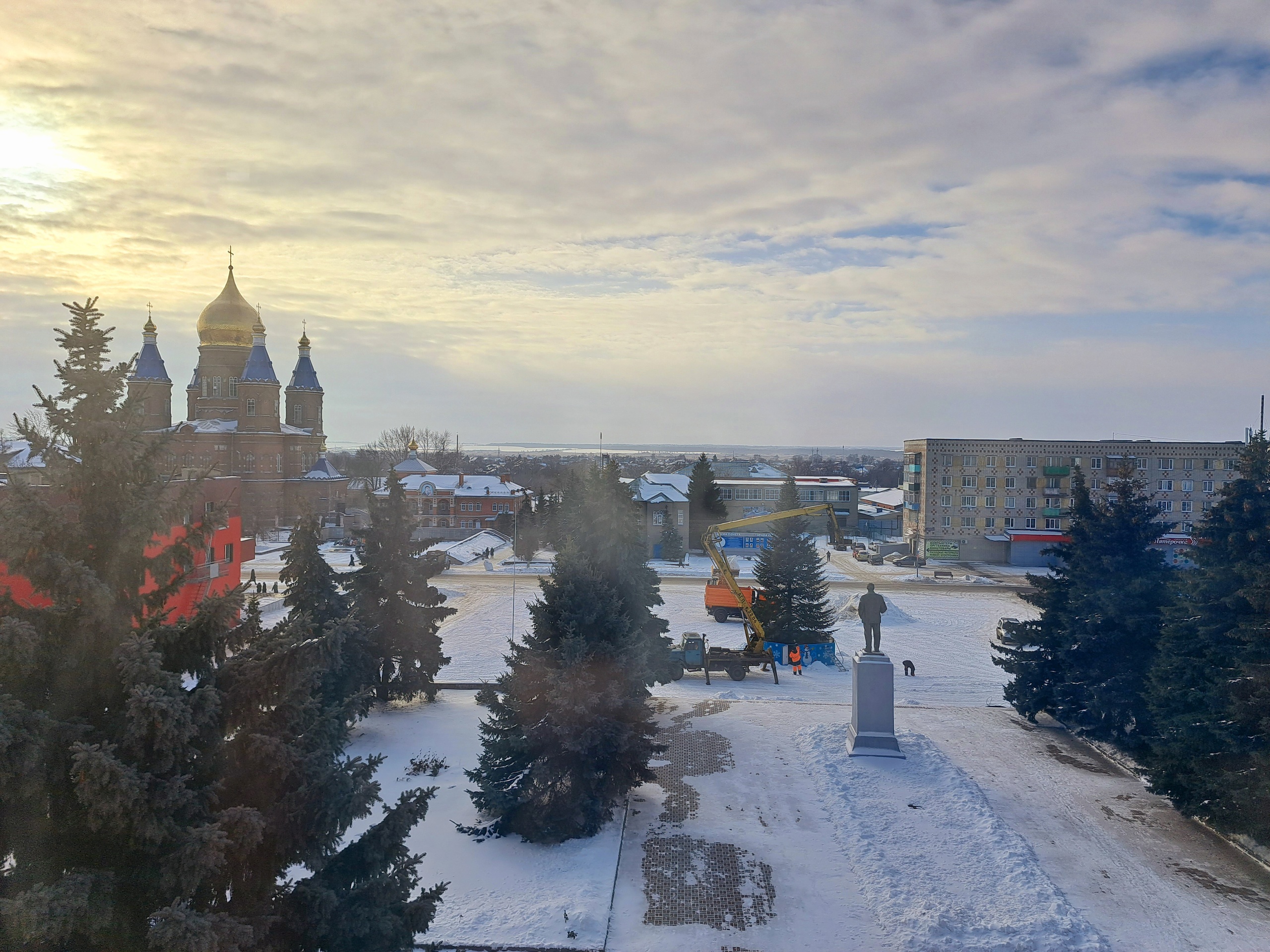 В Сердобске начали наряжать главную елку