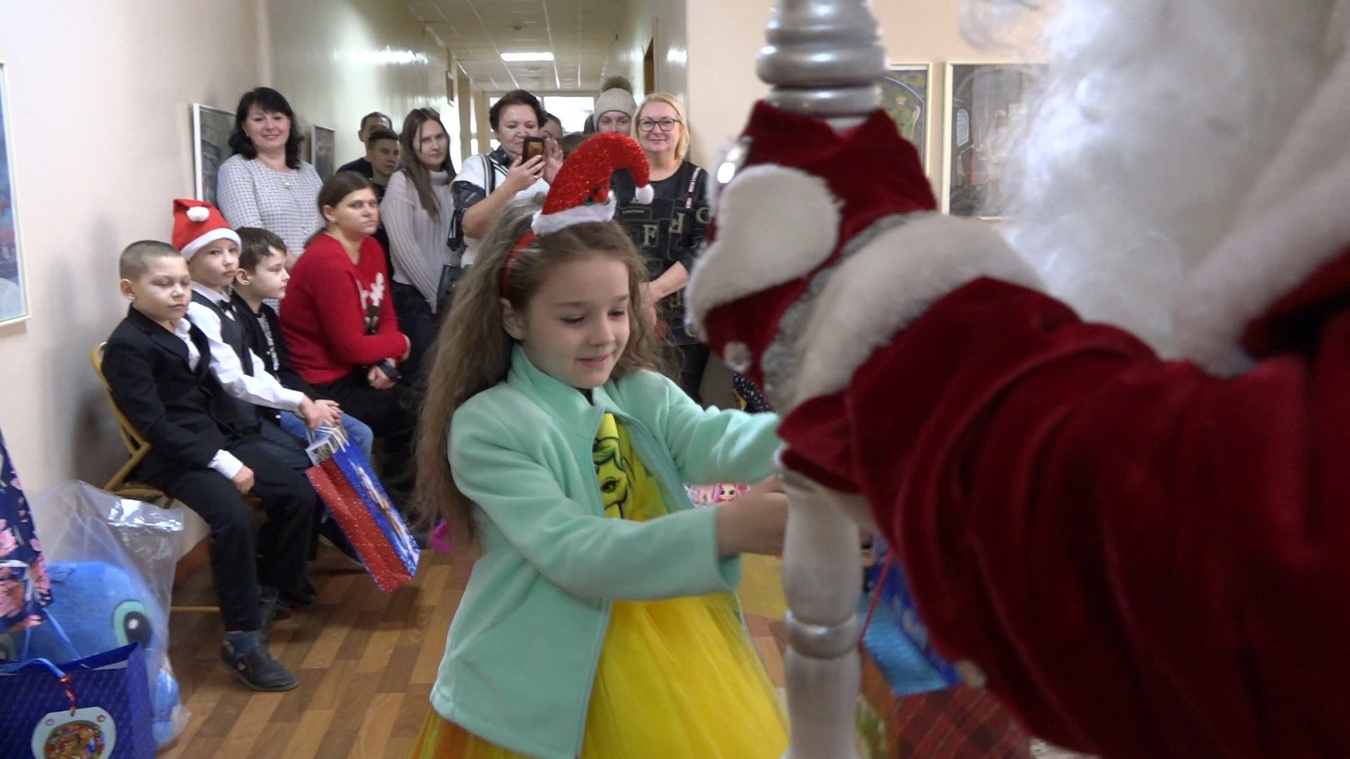 В Кузнецке в рамках акции «Елка желаний» детям подарили подарки