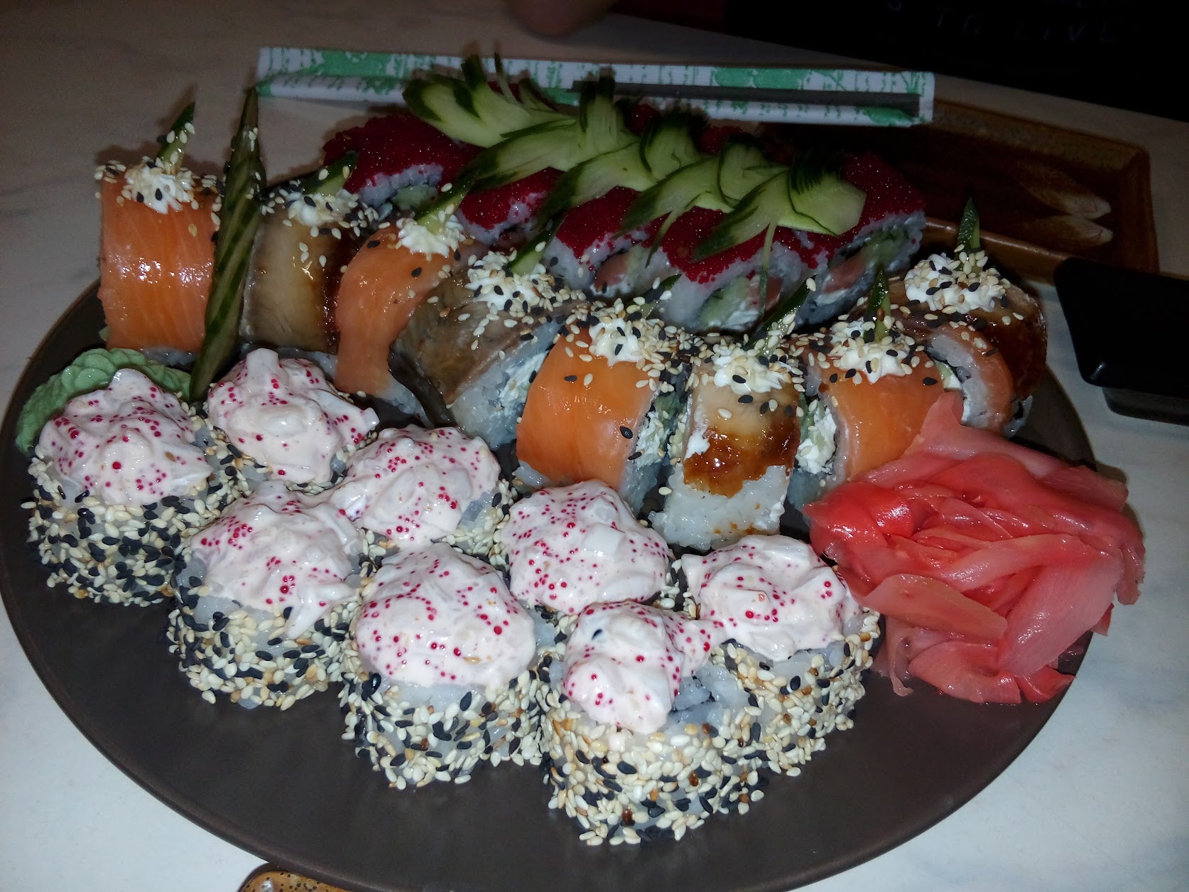 В Каменском районе людей кормили роллами сомнительного происхождения