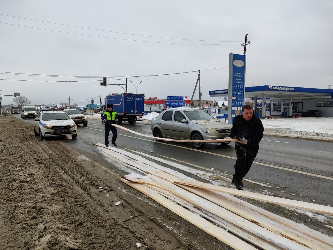 В Бессоновском районе из резко затормозившего грузовика на трассу полетели доски
