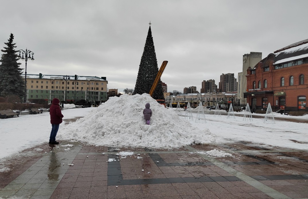 Пензенцы удивлены странным способом уборки снега с главной площади города
