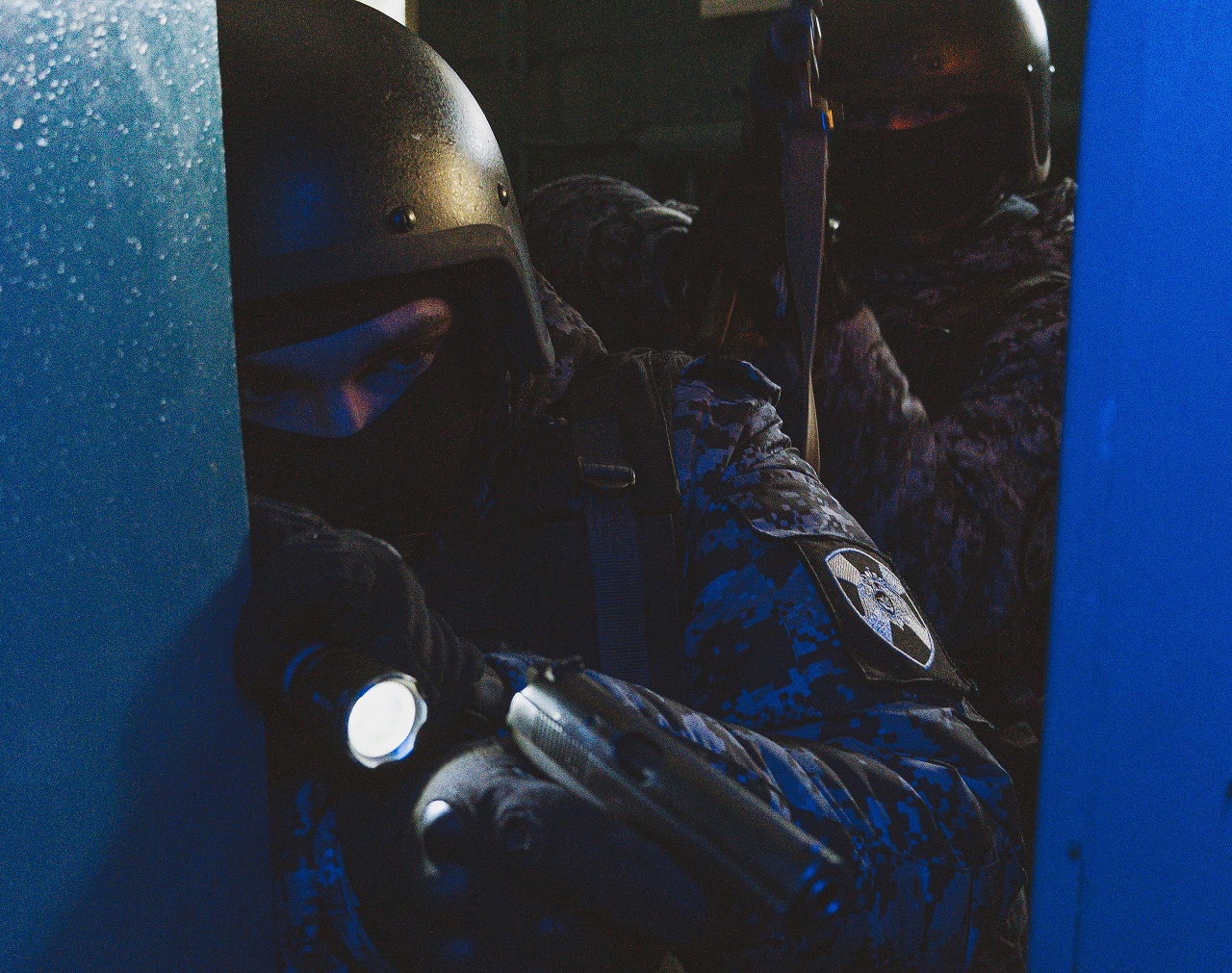 Пензенец хотел погреться в диагностическом центре и вынес в здании дверь