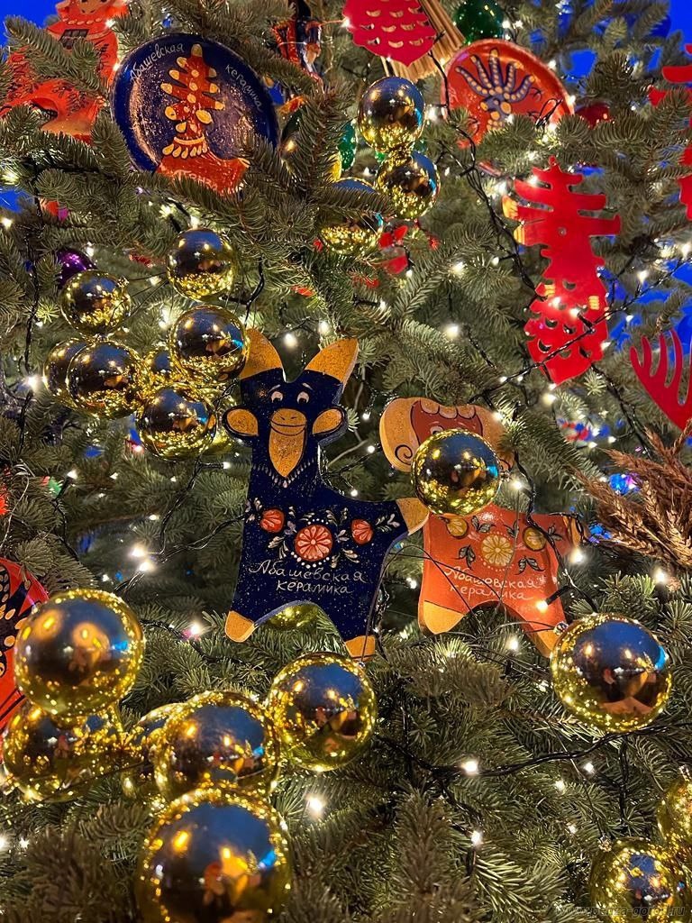 В Пензе главную елку начали украшать абашевской игрушкой