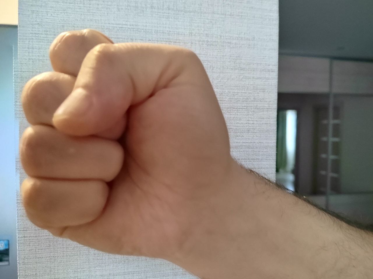 В Кузнецке мужчина не хотел уходить из дома и напал на полицейского