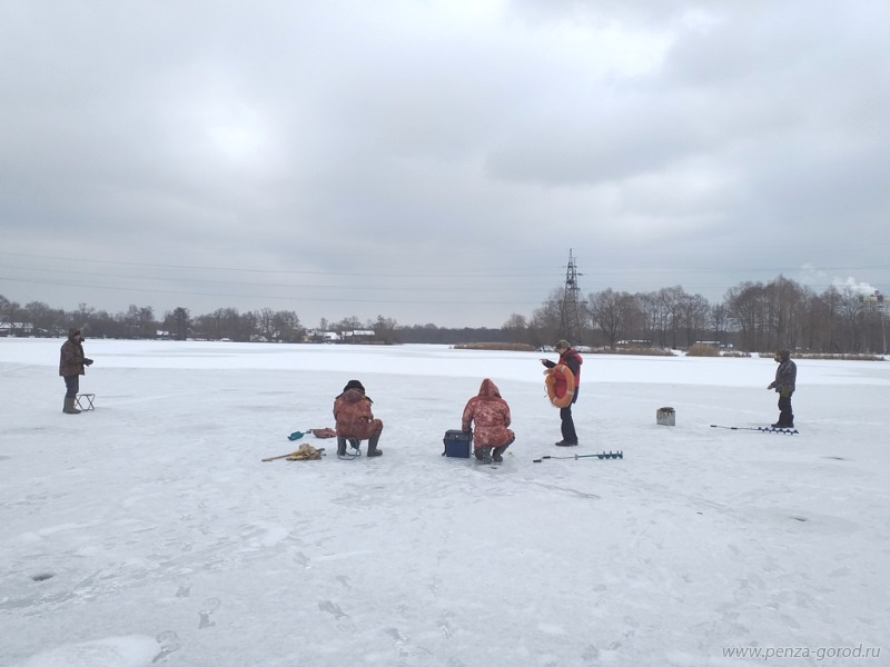 В Пензе на реке толщина льда достигла 10 сантиметров