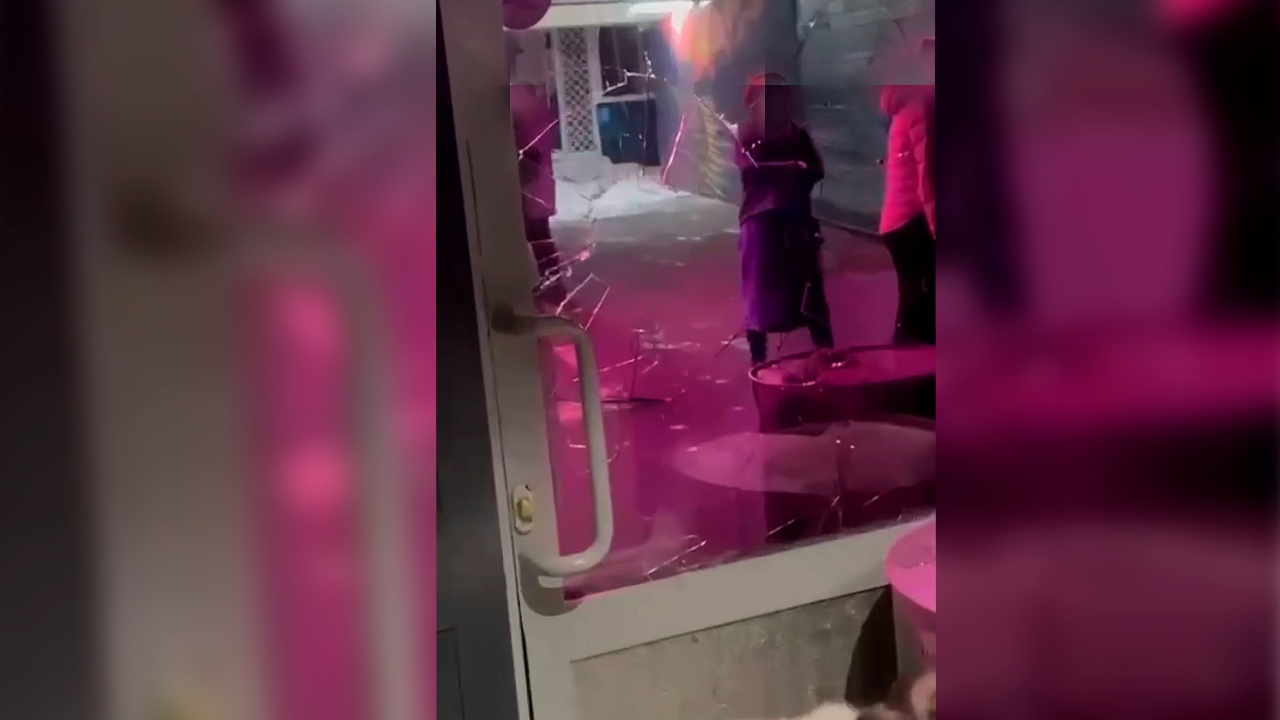 Житель Пензы пытался подраться с посетителями бара и разбил бутылкой дверь