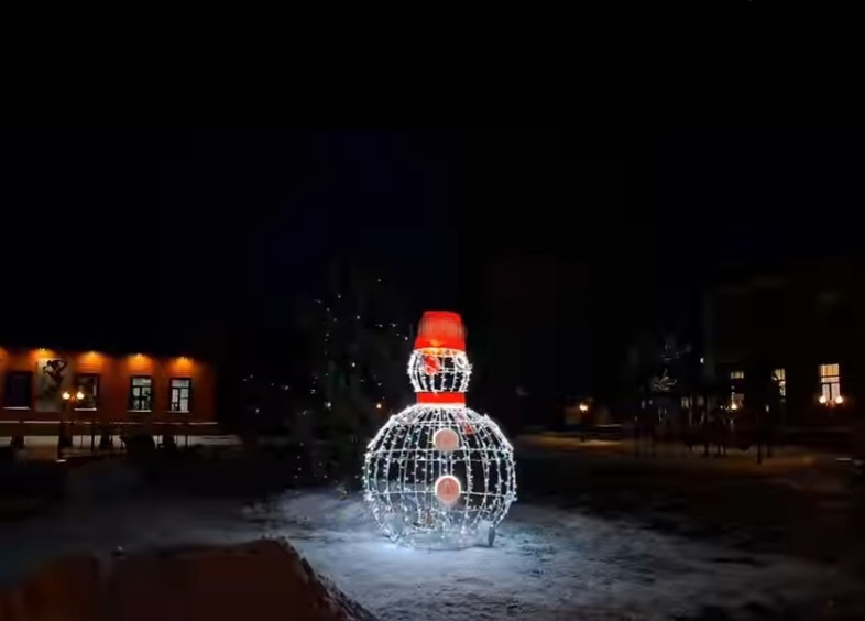 В Сердобске для горожан установили сияющего снеговика