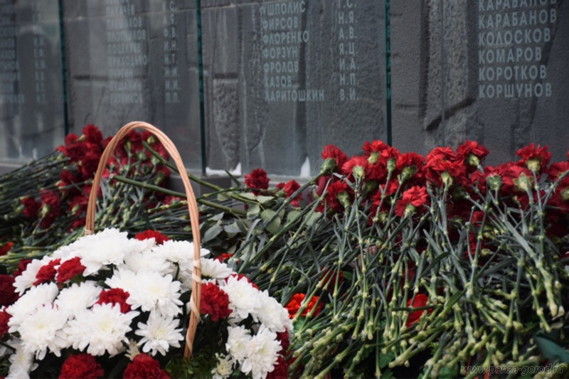 В Пензе возложили цветы к стеле «Слава героям»