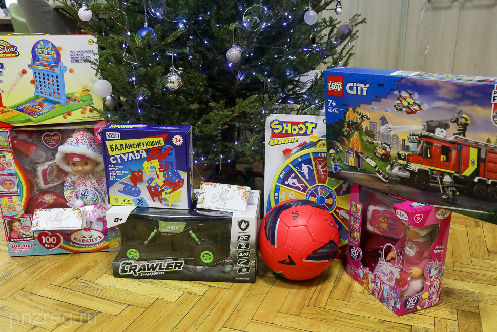 Детям Запорожской области направили подарки с открытками от Олега Мельниченко