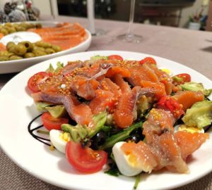 Легкий и вкусный салат с лососем, зернистой горчицей и черри