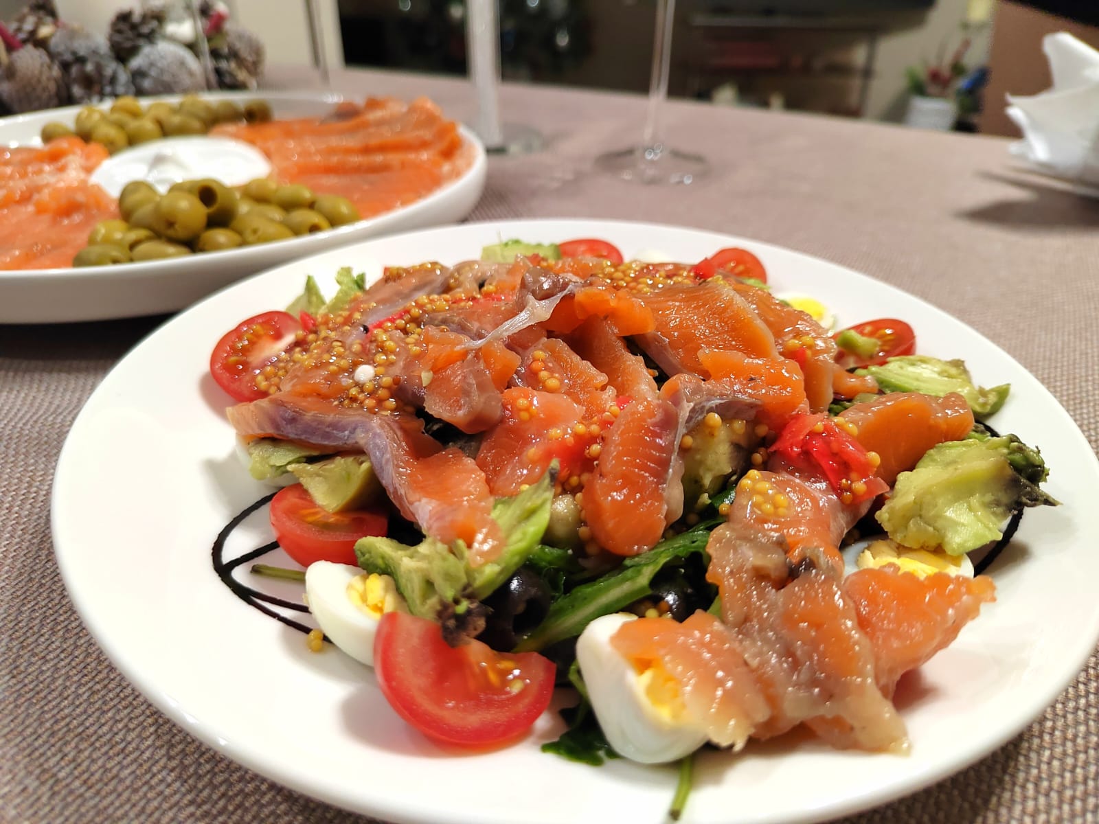 Легкий и вкусный салат с лососем, зернистой горчицей и черри