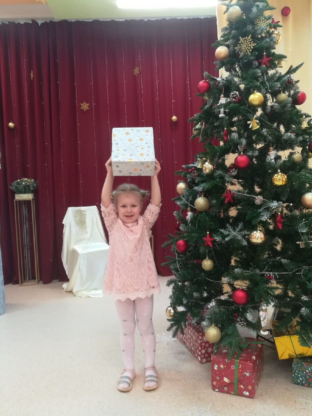 Пензенцам рекомендуют понюхать детский новогодний костюм перед покупкой