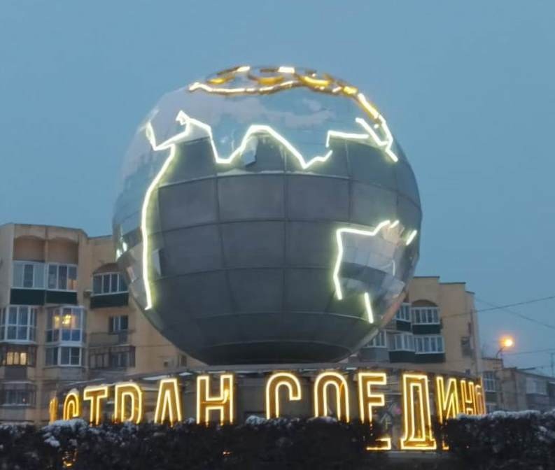 В Пензе протестировали подсветку на монументе «Глобус»