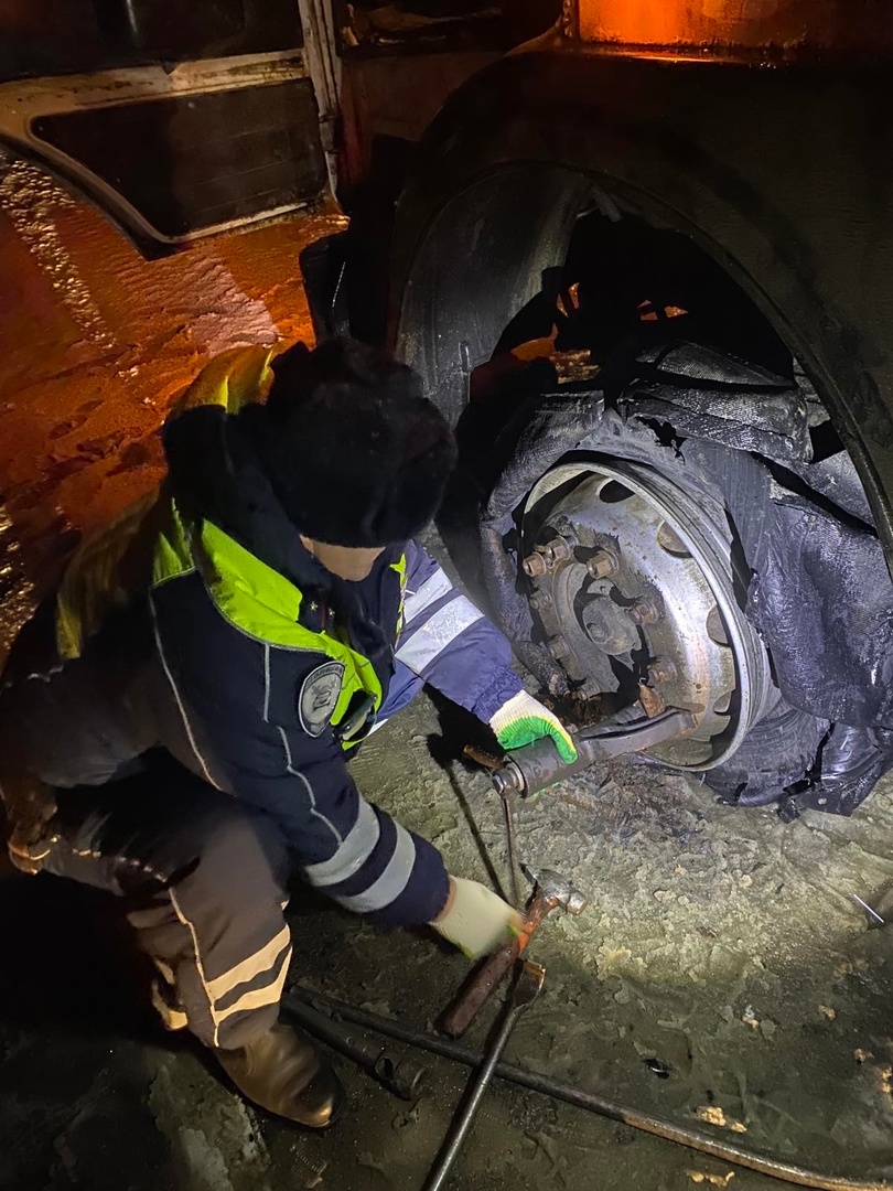 Пензенские полицейские помогли водителю большегруза, сломавшегося на дороге