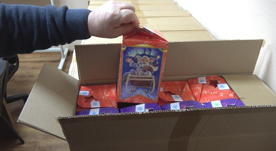 Из Кузнецка в Токмак отправили 500 новогодних подарков для детей