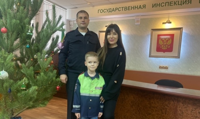 В Пензе автоинспекторы поздравили юного поклонника ГИБДД с наступающим Новым годом