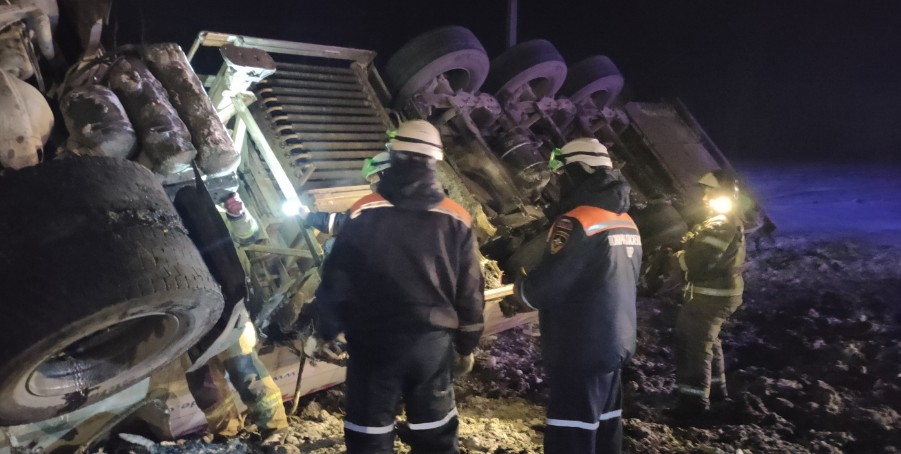 В Пензенском районе спасатели выезжали на место опрокидывания автоцистерны