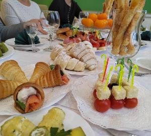 Тортилья с кетчупом, ветчиной и сыром на завтрак