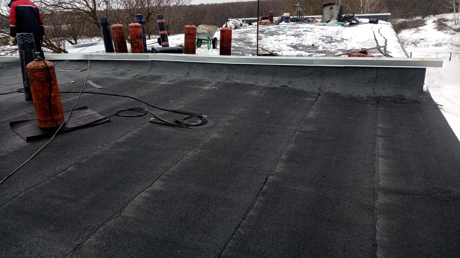 Сердобчанам рассказали о ремонте дырявой крыши в школе села Рощино