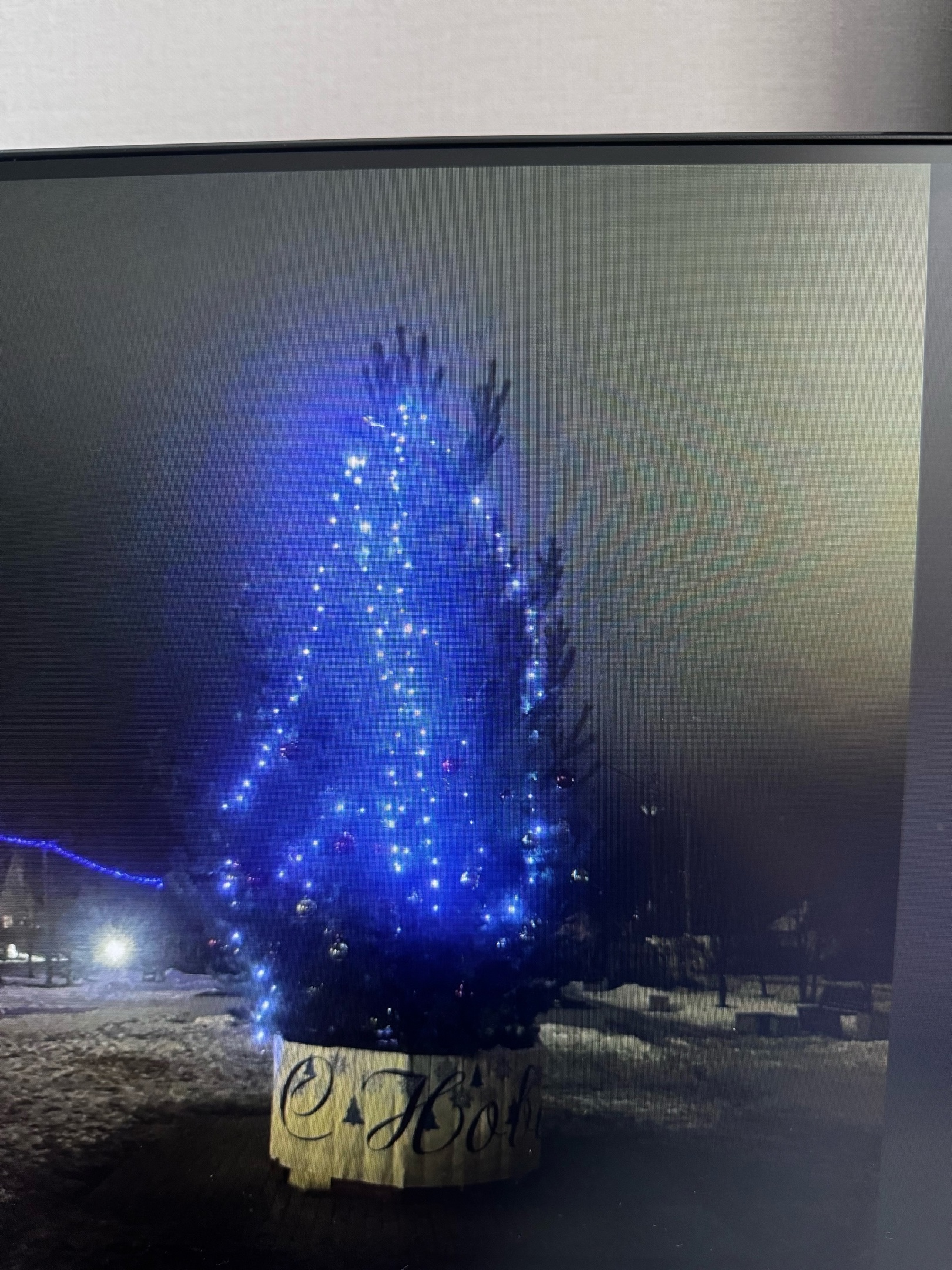 Жители Мичуринского пожаловались на новогоднюю елку, способную сломать психику детей