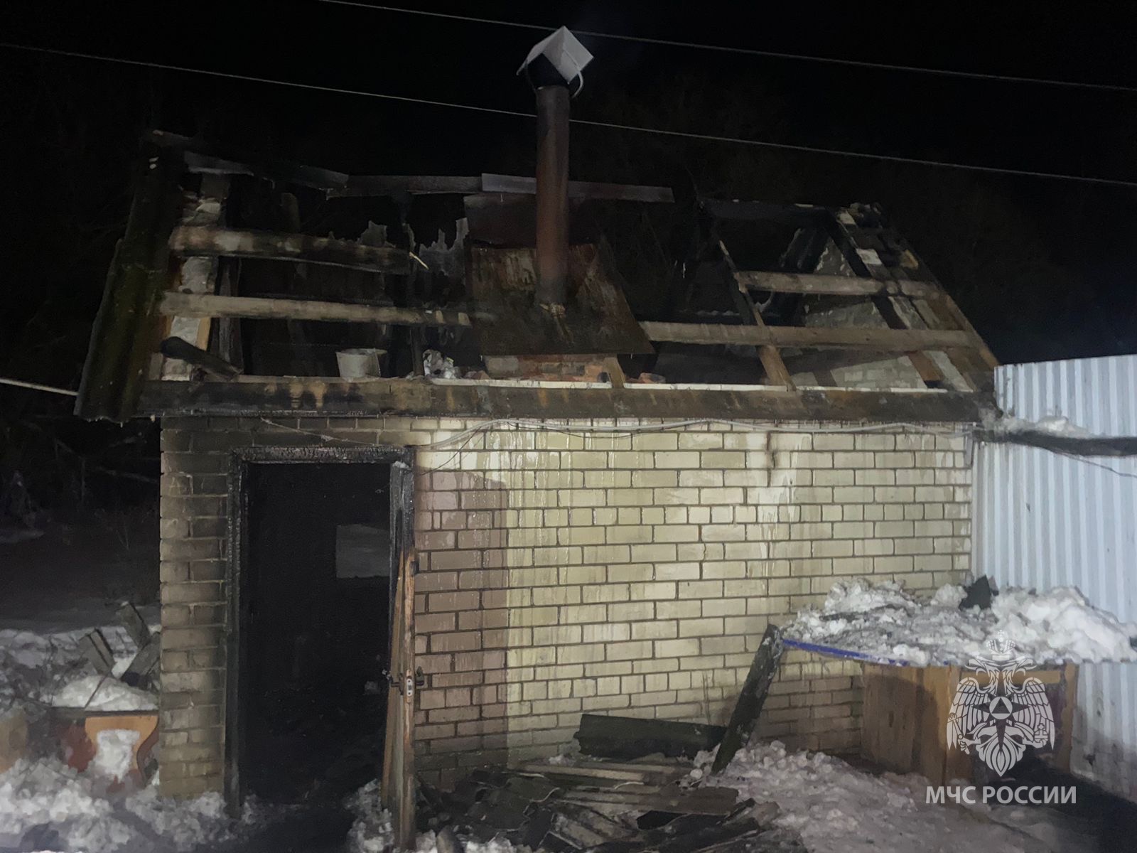 В Кузнецком районе горящую баню тушили 11 пожарных