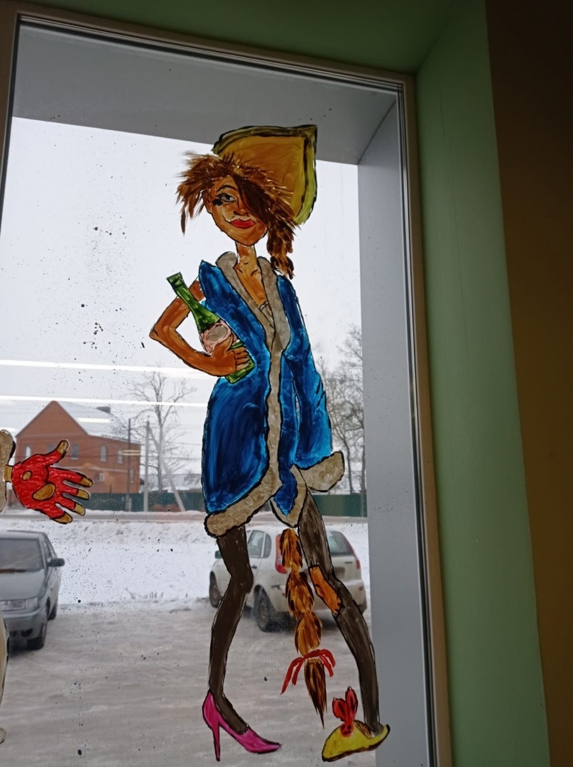 Жителей Мокшана возмутила пьяная Снегурочка и голый Дед Мороз на окнах магазина