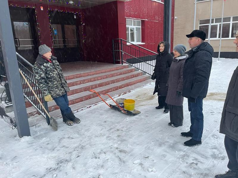 Пензенские дороги чистят от снега 120 человек и 93 единицы техники