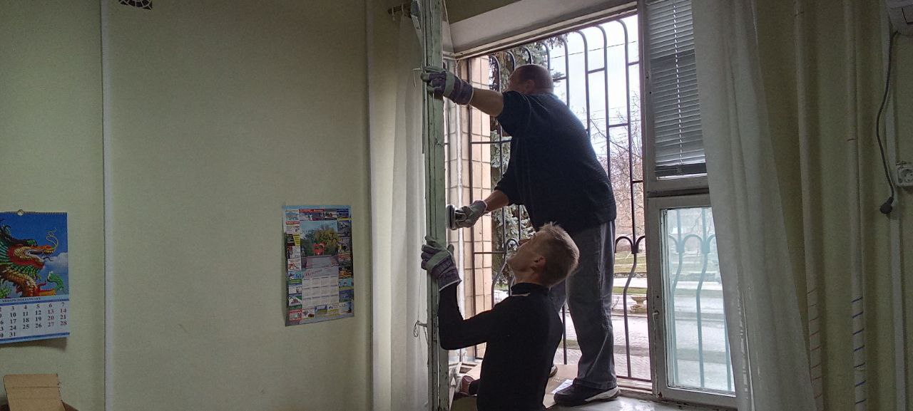 Пензенцы помогают восстановить остекление здания Управления соцзащиты в Токмаке